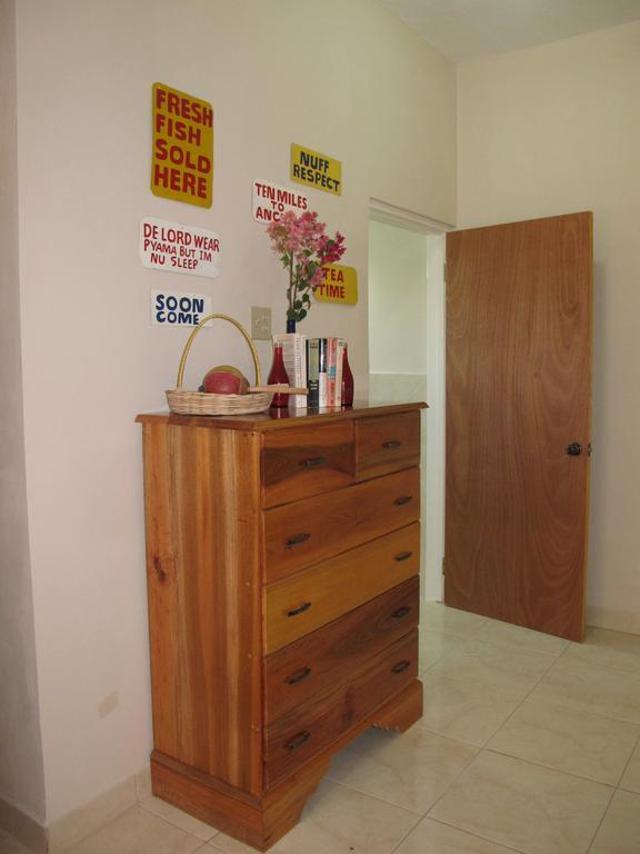 Just Next Door Hostel Treasure Beach Room photo