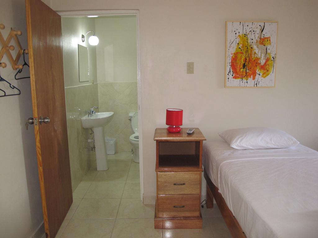 Just Next Door Hostel Treasure Beach Room photo